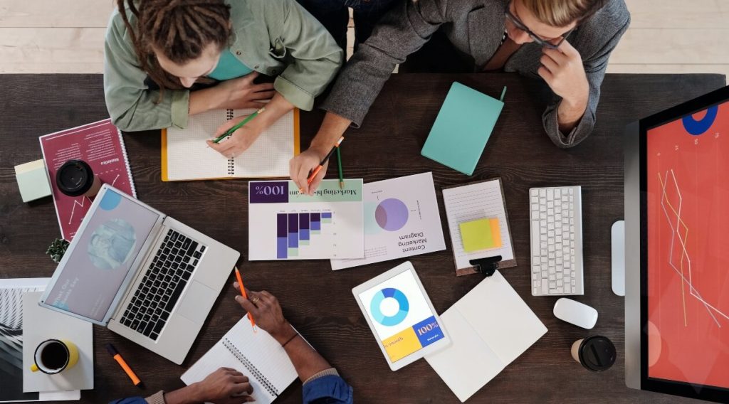 Especialista de Progresi Consultores analizando métricas para posicionar productos e información de forma estratégica en buscadores.